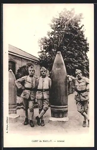 AK Camp de Mailly, Arsenal, französische Artilleristen posieren neben Geschoss Kaliber 520mm