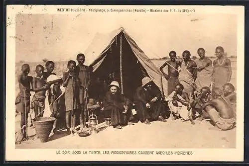AK Le soir, Sous la tente, Les Missionaires causent avec les Indigènes