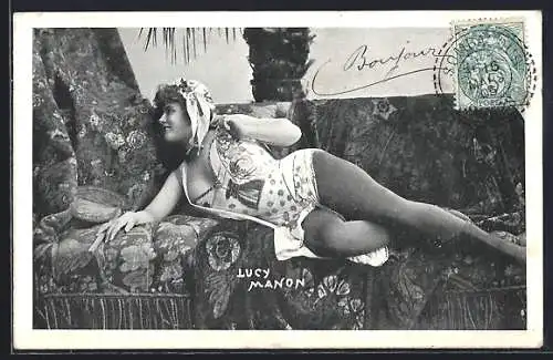 AK Artistin Lucy Manon im Kostüm auf Couch liegend