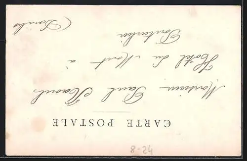 AK Artistin Lucy Manon im Kostüm auf Couch liegend