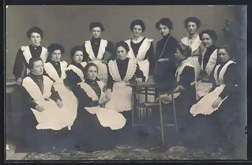 Foto-AK Gruppenfoto von Dienstmädchen mit Schürzen