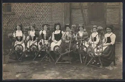 Foto-AK Frauen mit Spinnrädern
