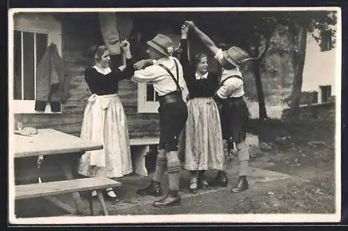 AK Tirol, Tanzende Schuhplattler in Trachten