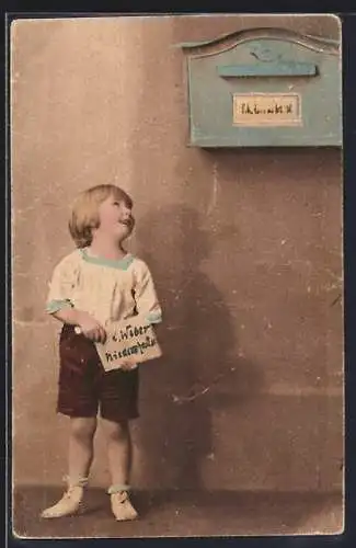 AK Kind mit Brief zu einem Briefkasten schauend