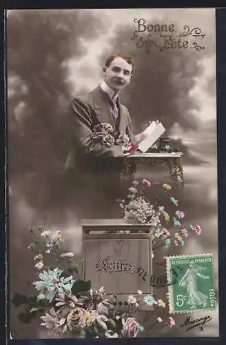 AK Mann mit Blumen schreibt einen Brief, Bonne Fête