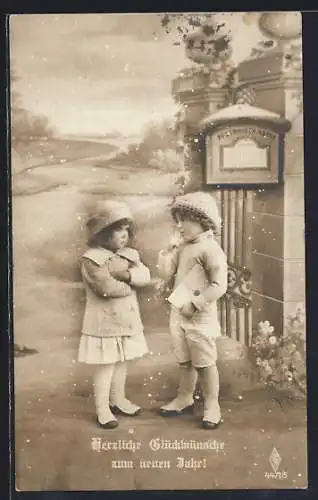 AK Kinder mit einem Brief im Schnee am Briefkasten, Neujahresglückwünsche