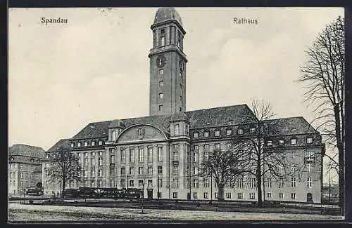 AK Berlin-Spandau, Rathaus mit Uhrenturm und Vorplatz
