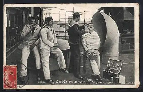 AK Marine Francaise, französischer Schiffs-Friseur rasiert einen Matrosen an Deck