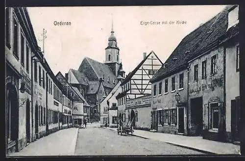 AK Oederan, Enge-Gasse mit Hotel zum Hirsch und Kirche, Strassenpartie