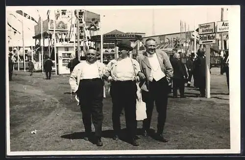 Foto-AK Bad Langensalza, Drei Männer auf der Kirmes