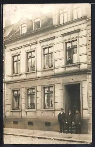 Foto-AK Meerane, Drei Männer vor einem Wohnhaus, ein vierter schaut aus dem Fenster, 1912