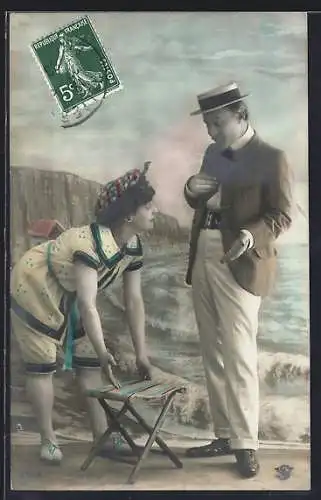 AK Dame in Badeanzug und Mann in Anzug mit Hocker