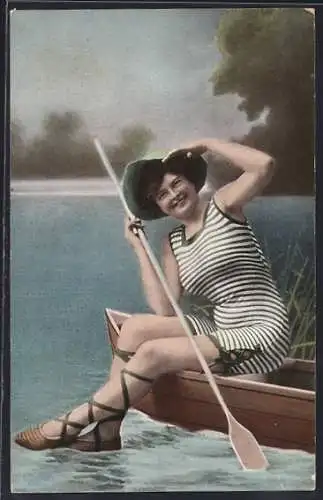 AK Dame in Badeanzug sitzt in einem Ruderboot