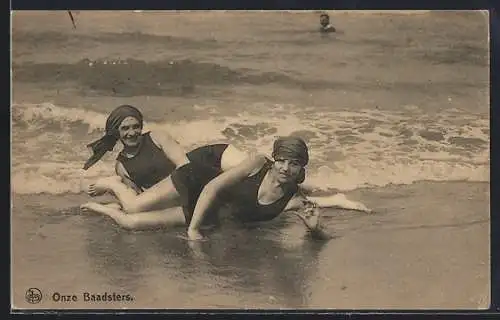 AK Zwei Frauen in Badeanzügen liegen am Strand