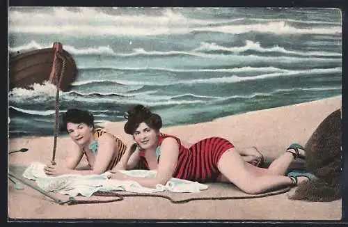 AK Zwei Damen in Badeanzügen liegen am Strand