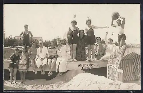 Foto-AK Badegäste in Badeanzügen zusammen am Strand