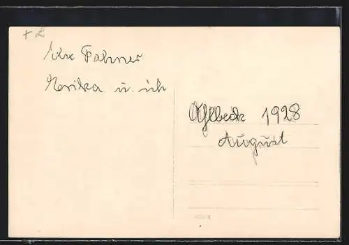 Foto-AK Badegäste in Badeanzügen zusammen am Strand