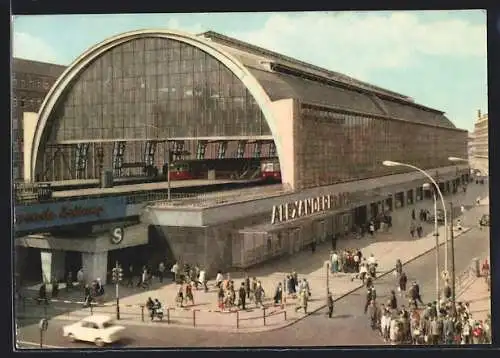 AK Berlin, Bahnhof Alexanderplatz mit Passanten, S-Bahn