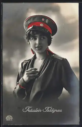 AK Fräulein Feldgrau in Uniform raucht eine Zigarette