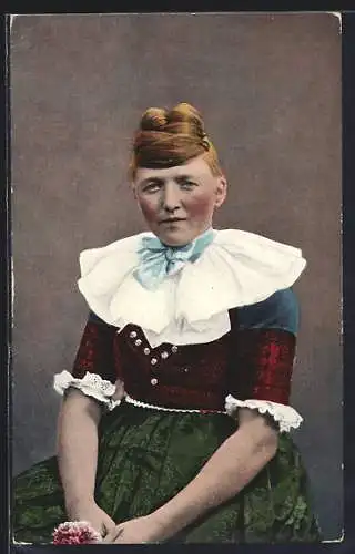 AK Frau mit hochgestecktem Haar in Tracht Schaumburg-Lippes