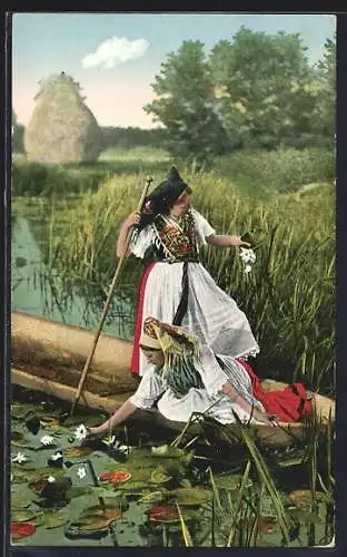 AK Frauen in Spreewälder Tracht in einem Kahn pflücken Wasserblumen