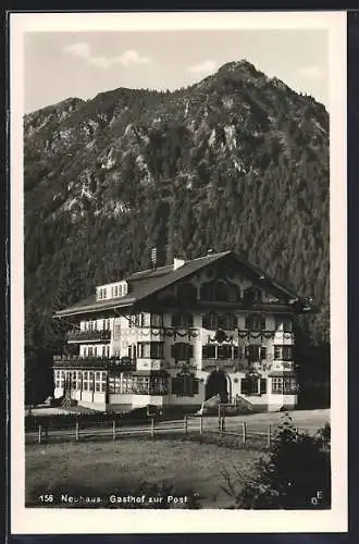 AK Neuhaus / Schliersee, Gasthaus zur Post mit Bergpanorama