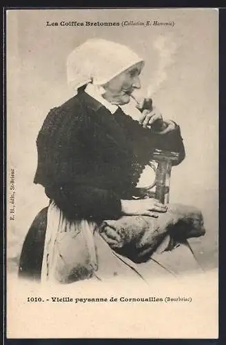 AK Französische Tracht, Les Coiffes Bretonnes, Vieille paysanne de Cornouailles, Pfeife