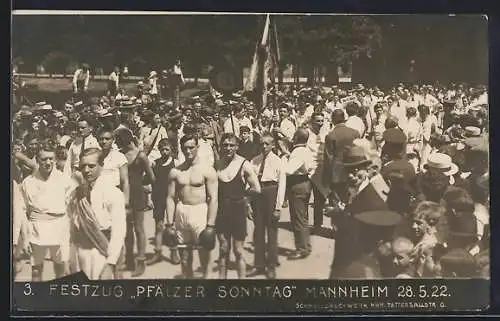 AK Mannheim, Festzug Pfalzer Sonntag 28.05.1922, viele Menschen, Mann mit Boxhandschuhen
