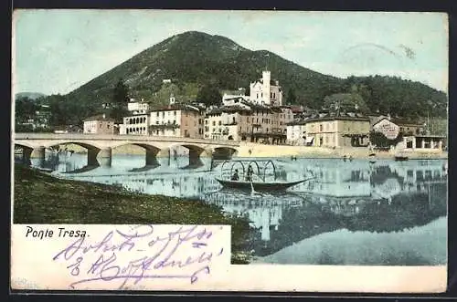 AK Ponte Tresa, Ortspanorama mit Brücke und Berg vom Wasser aus
