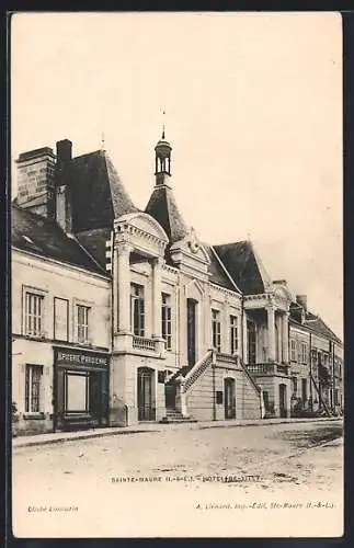 AK Sainte-Maure, Hôtel de Ville avec épicerie parisienne à gauche