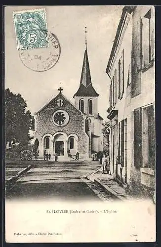 AK St-Flovier, L`église et rue animée avec passants