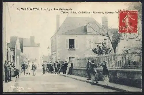 AK St-Hippolyte, Rue Principale animée avec passants et bâtiments historiques