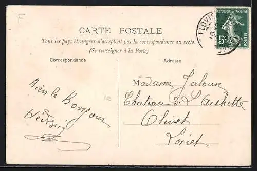AK St-Flovier, Rue du Commerce animée avec passants et bâtiments historiques