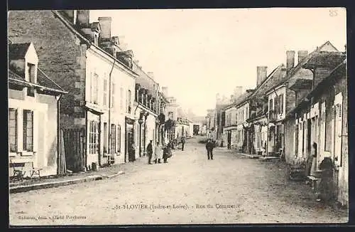 AK St.-Flovier, Rue du Commerce animée avec passants et bâtiments historiques