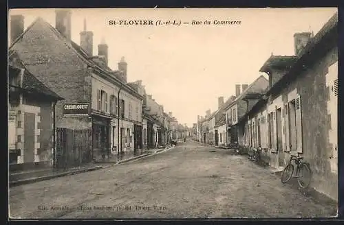 AK St-Flovier, Rue du Commerce avec bâtiments anciens et vélo appuyé contre un mur