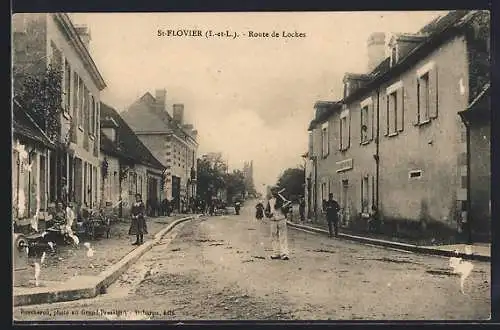 AK St-Flovier, Route de Loches avec passants et maisons anciennes