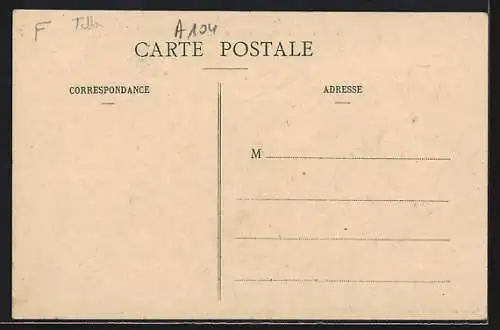 AK St-Flovier, Route de Loches avec passants et maisons anciennes