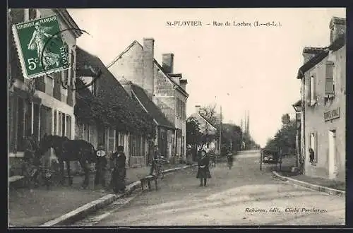 AK St-Flovier, Rue de Loches animée avec chevaux et passants