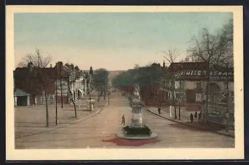 AK Saint-Symphorien, Avenue de la Tranchée et monument au centre de la rue