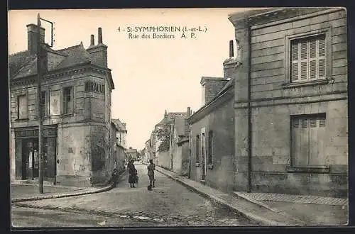 AK Saint-Symphorien, Rue des Bordiers avec passants en tenue d`époque