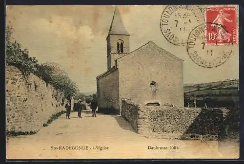 AK Sainte-Radegonde, L`église avec promeneurs sur le chemin en pierre