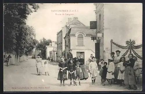 AK Saint-Patrice, Route de Langeais avec des enfants jouant dans la rue