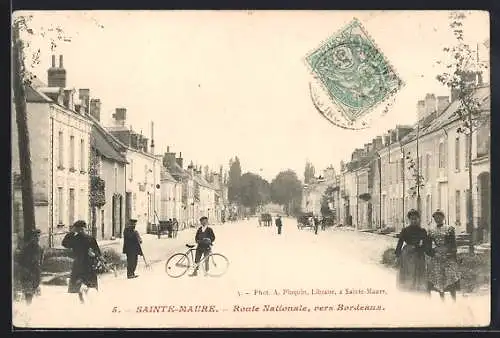 AK Sainte-Maure, Route Nationale vers Bordeaux avec passants et cycliste