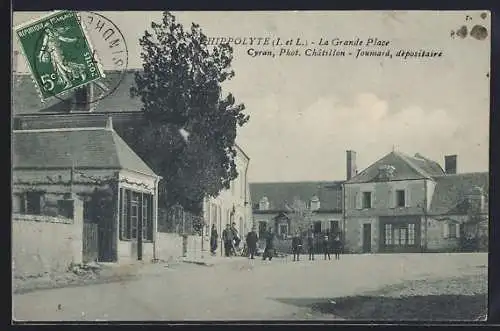AK Saint-Hippolyte, La Grande Place avec bâtiments et passants