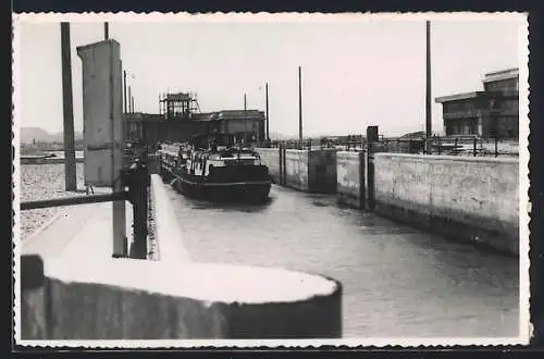 AK Bollène, Éclusage de bateau à l`usine hydro-électrique André-Blondel