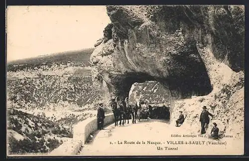 AK Villes-à-Sault, La Route de la Nesque, un tunnel avec des cavaliers et un paysage rocheux