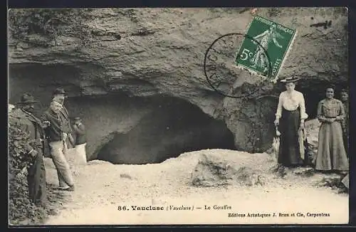 AK Vaucluse, Le Gouffre avec des visiteurs à l`entrée de la grotte