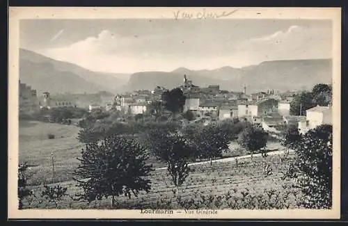 AK Lourmarin, Vue générale du village avec paysages montagneux en arrière-plan