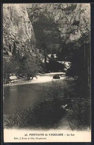 AK Fontaine de Vaucluse, Le Lac et les falaises majestueuses