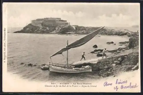 AK Hyères, La Tour Fondue et bateau à voile près du rivage rocheux